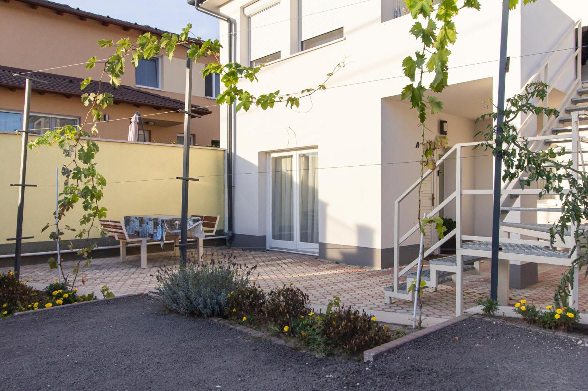 Deli Terasz A Apartman Free Parking, Self-Check-In Anytime Γκιόρ Εξωτερικό φωτογραφία