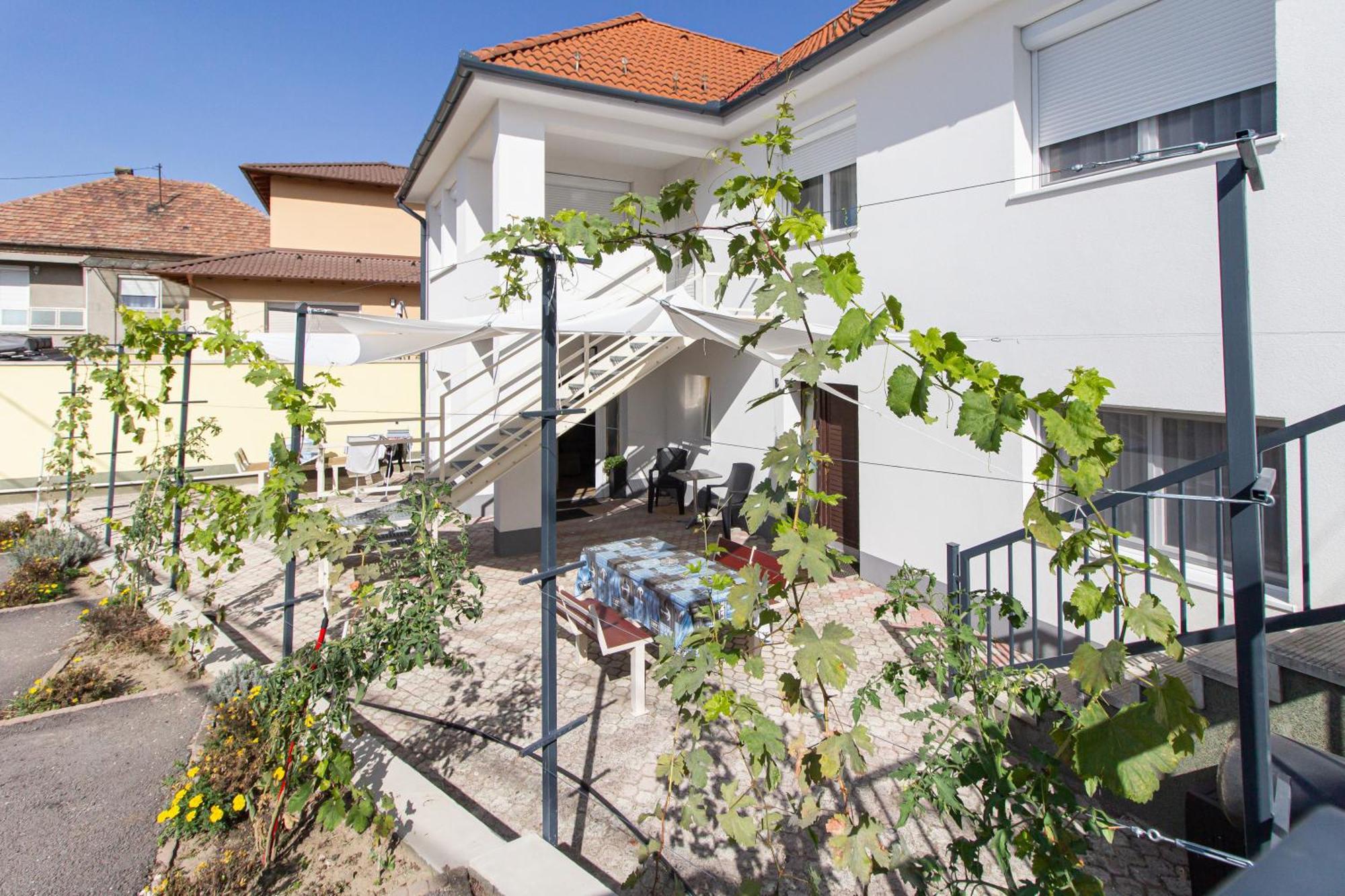 Deli Terasz A Apartman Free Parking, Self-Check-In Anytime Γκιόρ Εξωτερικό φωτογραφία